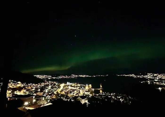 펜션 Cosy House With Sunny Terrace, Garden And Fjord View