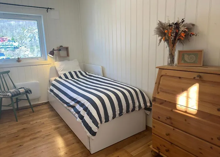 펜션 Cosy House With Sunny Terrace, Garden And Fjord View *