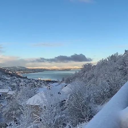 Semesterbostad Cosy House With Sunny Terrace, Garden And Fjord View Bergen