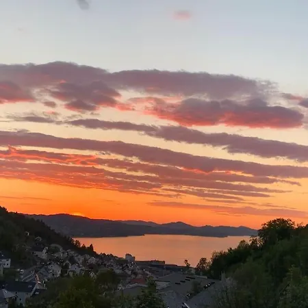 別荘 Cosy House With Sunny Terrace, Garden And Fjord View ベルゲン