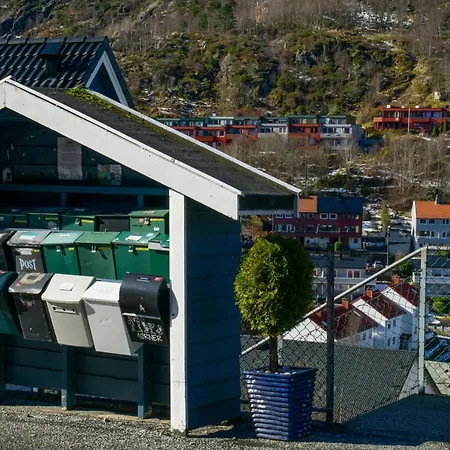 Semesterbostad Cosy House With Sunny Terrace, Garden And Fjord View Bergen