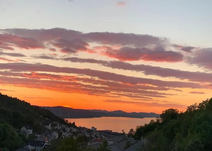 Vakantiehuis Cosy House With Sunny Terrace, Garden And Fjord View Bergen