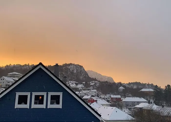 Vakantiehuis Cosy House With Sunny Terrace, Garden And Fjord View Bergen